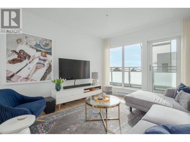401 - 1061 Marine Drive, Condo with 3 bedrooms, 2 bathrooms and 1 parking in North Vancouver BC | Image 2