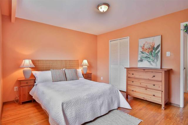 9 Lowbank Crt, House semidetached with 4 bedrooms, 2 bathrooms and 3 parking in Toronto ON | Image 14