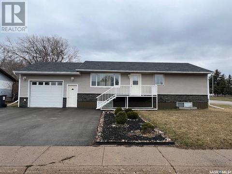 929 Veterans Avenue, House detached with 4 bedrooms, 2 bathrooms and null parking in Esterhazy SK | Card Image