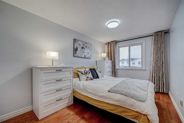 81 Puma Dr, House semidetached with 3 bedrooms, 4 bathrooms and 4 parking in Toronto ON | Image 15