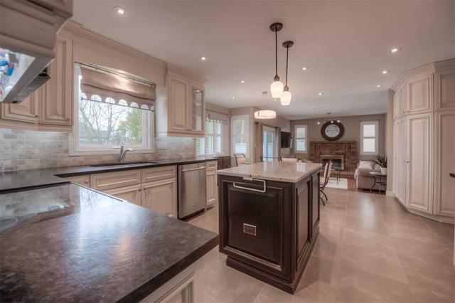 410 Hillside St, House detached with 4 bedrooms, 3 bathrooms and 8 parking in Waterloo ON | Image 2