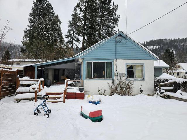 3053 Waldie Avenue, House detached with 2 bedrooms, 1 bathrooms and 2 parking in Central Kootenay J BC | Image 1