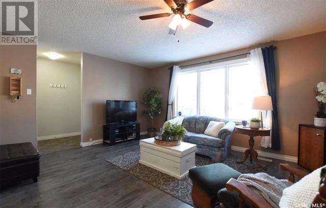 1121 Hochelaga Street W, House semidetached with 3 bedrooms, 2 bathrooms and null parking in Moose Jaw SK | Image 3