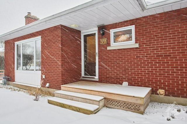 32 Epworth Avenue, House detached with 3 bedrooms, 2 bathrooms and 4 parking in Ottawa ON | Image 2