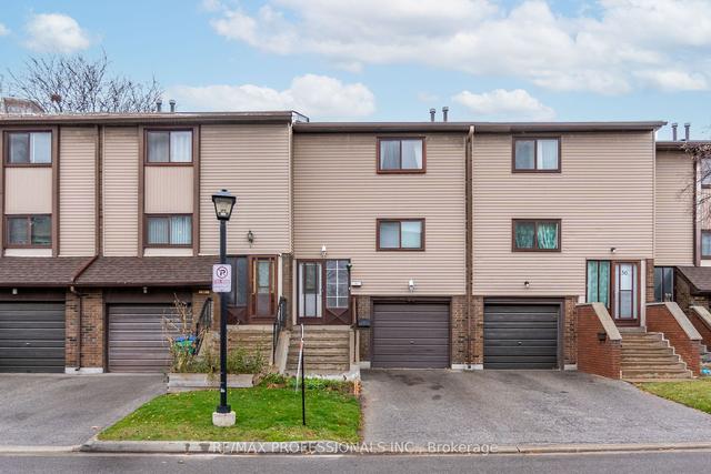 55 Carleton Pl, Townhouse with 3 bedrooms, 2 bathrooms and 2 parking in Brampton ON | Image 1