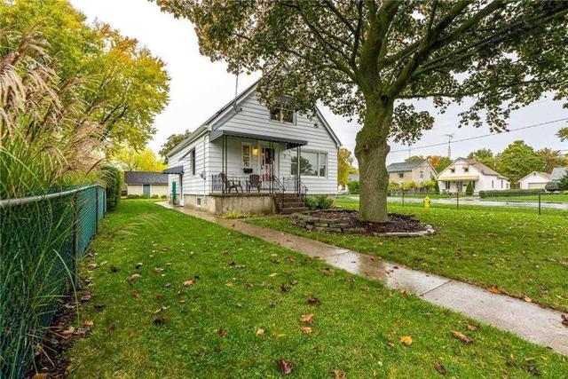 2 Dawn Rd, House detached with 3 bedrooms, 1 bathrooms and 1 parking in St. Catharines ON | Image 1