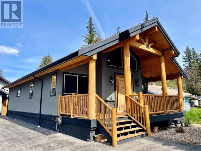 230 White Pine Crescent, House detached with 3 bedrooms, 2 bathrooms and 3 parking in Sicamous BC | Image 2