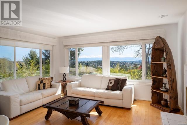 4620 Boulderwood Dr, House detached with 4 bedrooms, 3 bathrooms and 2 parking in Saanich BC | Image 3