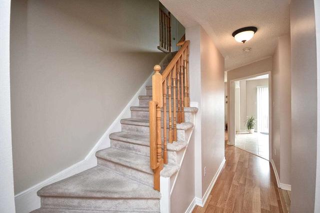 335 Spruce Grove Cres, House attached with 3 bedrooms, 4 bathrooms and 3 parking in Newmarket ON | Image 5