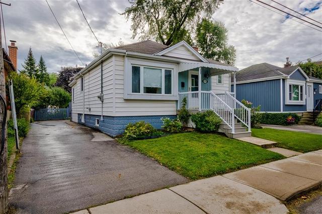 139 East 16th Street, House detached with 2 bedrooms, 1 bathrooms and 4 parking in Hamilton ON | Image 3