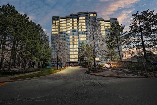1001 - 26 Hanover Rd, Condo with 3 bedrooms, 2 bathrooms and 2 parking in Brampton ON | Image 1