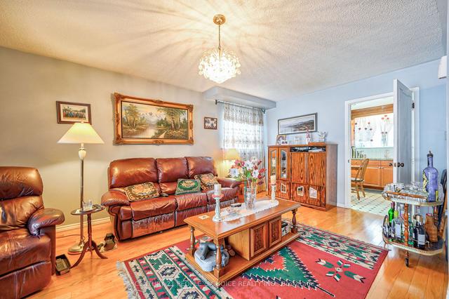 27 Felan Cres, House semidetached with 4 bedrooms, 2 bathrooms and 3 parking in Toronto ON | Image 5