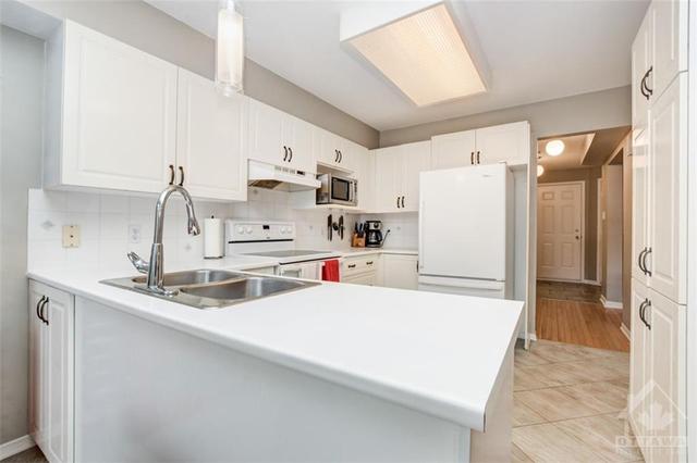 1816 Hialeah Drive, Townhouse with 3 bedrooms, 2 bathrooms and 3 parking in Ottawa ON | Image 14