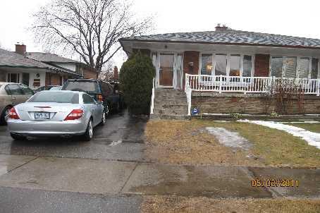 3652 Holden Cres, House semidetached with 4 bedrooms, 2 bathrooms and 3 parking in Mississauga ON | Image 1