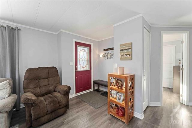 9 Panama Avenue, House detached with 3 bedrooms, 1 bathrooms and 2 parking in Ottawa ON | Image 2