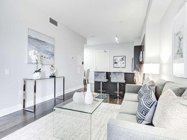 607 - 30 Roehampton Ave, Condo with 1 bedrooms, 1 bathrooms and 0 parking in Toronto ON | Image 2