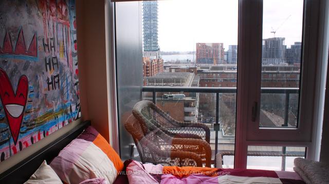 1018 - 158 Front St E, Condo with 2 bedrooms, 1 bathrooms and 1 parking in Toronto ON | Image 3