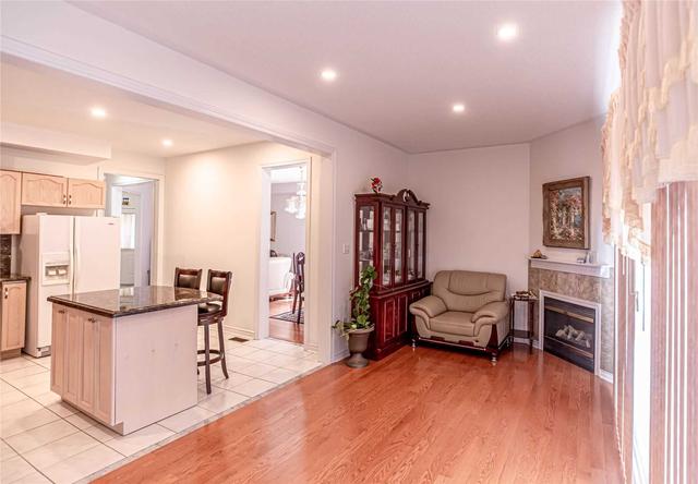 70 Fonda Rd, House detached with 4 bedrooms, 4 bathrooms and 4 parking in Markham ON | Image 2