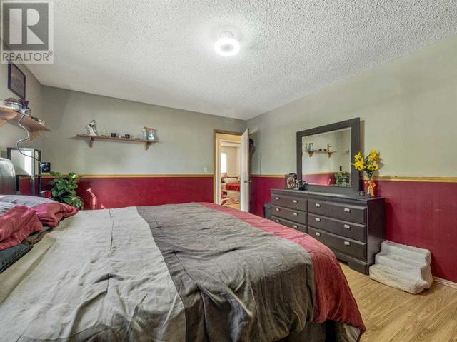 332 Leaside Avenue S, House detached with 5 bedrooms, 3 bathrooms and 3 parking in Lethbridge AB | Image 24