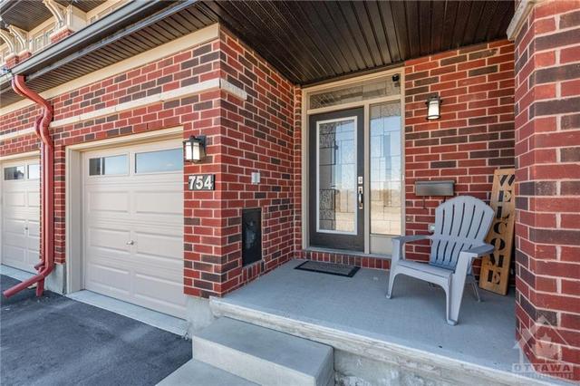 754 Putney Crescent, Townhouse with 4 bedrooms, 4 bathrooms and 2 parking in Ottawa ON | Image 2