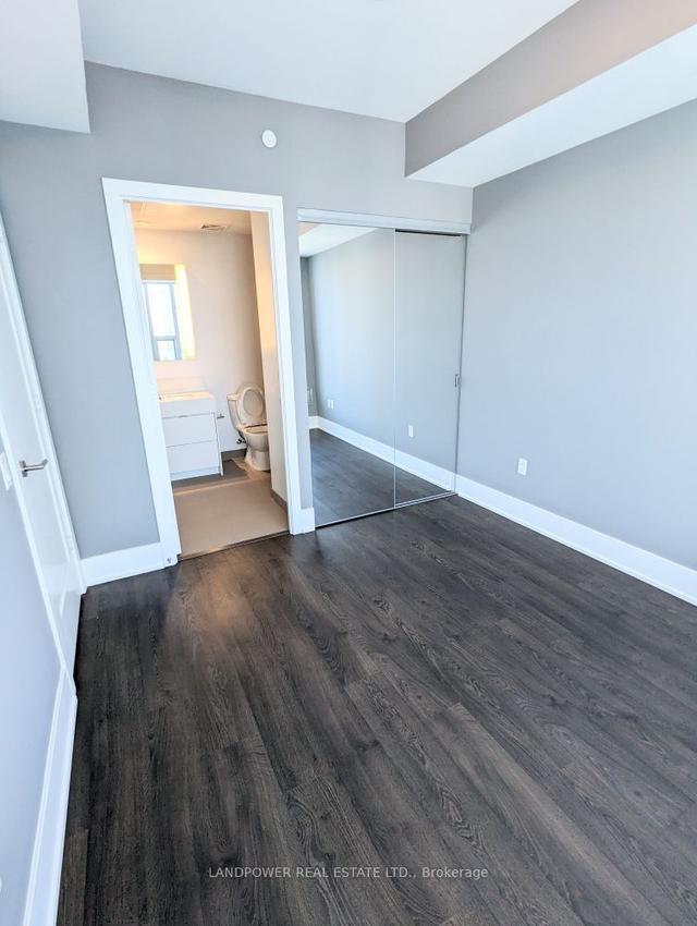 5702 - 10 York St, Condo with 1 bedrooms, 2 bathrooms and 0 parking in Toronto ON | Image 3