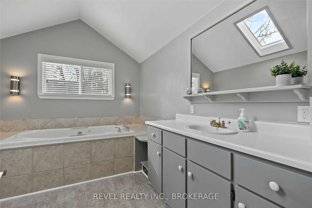 63 Lorne St, House detached with 4 bedrooms, 4 bathrooms and 7 parking in St. Catharines ON | Image 2