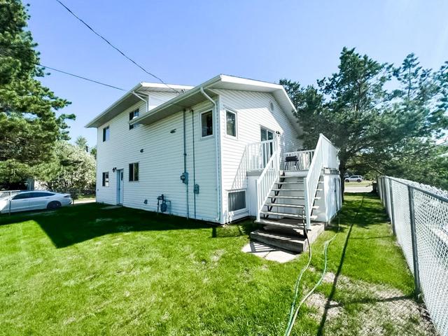10126 98 Ave, House detached with 4 bedrooms, 2 bathrooms and 4 parking in Mackenzie County AB | Image 4