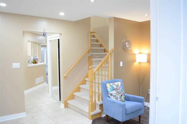 18 Keats Terr, House semidetached with 4 bedrooms, 4 bathrooms and 3 parking in Brampton ON | Image 4