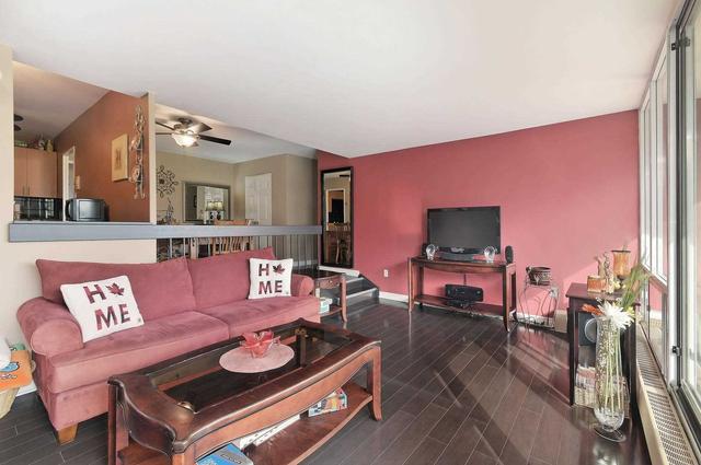 304 - 31 Four Winds Dr, Condo with 3 bedrooms, 2 bathrooms and 1 parking in Toronto ON | Image 2