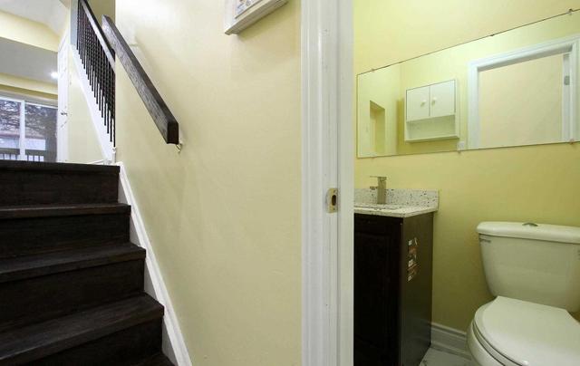 53 Moregate Cres, Townhouse with 3 bedrooms, 2 bathrooms and 1 parking in Brampton ON | Image 4