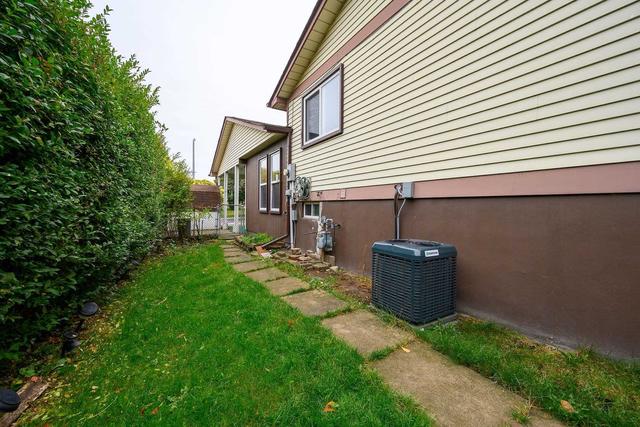 2235 Manchester Dr, House semidetached with 3 bedrooms, 1 bathrooms and 3 parking in Burlington ON | Image 9