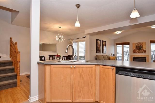 18 Palton Avenue, Townhouse with 3 bedrooms, 3 bathrooms and 3 parking in Ottawa ON | Image 8