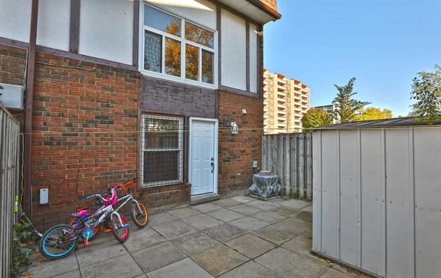 40 Barlake Ave, Townhouse with 3 bedrooms, 2 bathrooms and 2 parking in Hamilton ON | Image 16