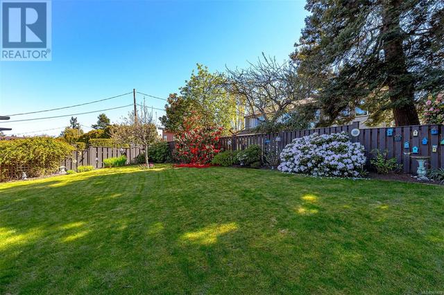 559 Kenneth St, House detached with 4 bedrooms, 3 bathrooms and 4 parking in Saanich BC | Image 50