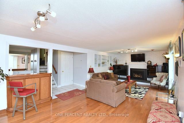 22 Delbrook Crt, House detached with 3 bedrooms, 3 bathrooms and 6 parking in Hamilton ON | Image 3