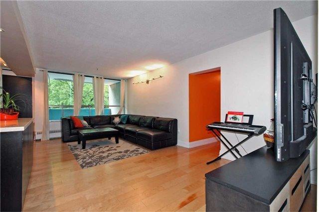 404 - 65 Southport St, Condo with 3 bedrooms, 2 bathrooms and 1 parking in Toronto ON | Image 2