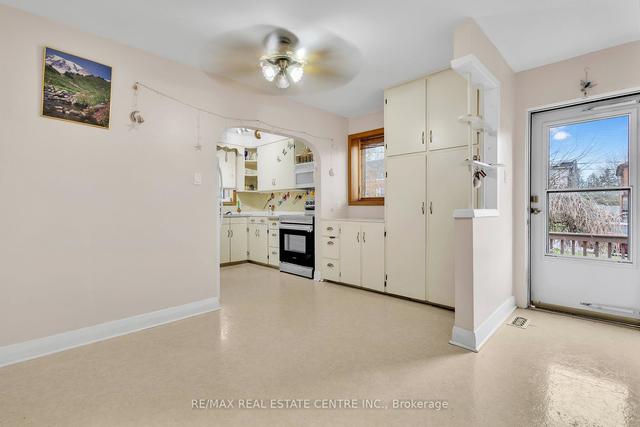 112 Kehl St, House detached with 2 bedrooms, 1 bathrooms and 7 parking in Kitchener ON | Image 3