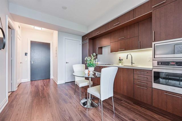 3218 - 5 Sheppard Ave E, Condo with 1 bedrooms, 1 bathrooms and 1 parking in Toronto ON | Image 2