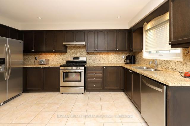 32 Garibaldi Dr, House semidetached with 3 bedrooms, 3 bathrooms and 3 parking in Brampton ON | Image 3