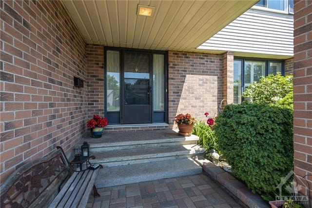 184 Des Pins Place, House detached with 3 bedrooms, 3 bathrooms and 6 parking in Ottawa ON | Image 3