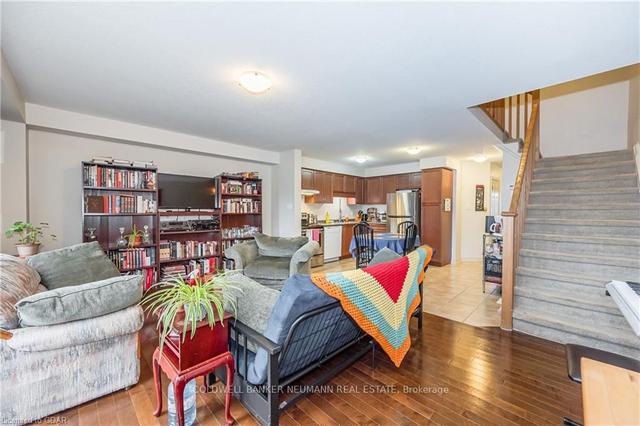 86 Lambeth Way, Townhouse with 3 bedrooms, 3 bathrooms and 2 parking in Guelph ON | Image 2