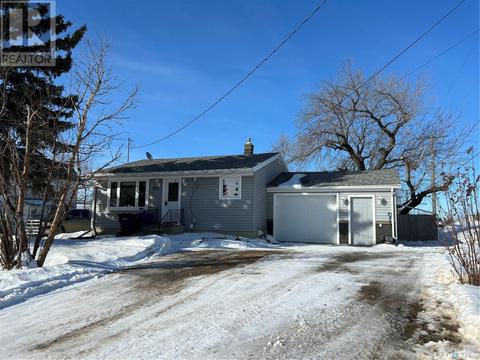 822 Main Street, House detached with 3 bedrooms, 2 bathrooms and null parking in Oxbow SK | Card Image