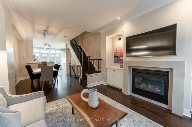 66 Lobo Mews, House attached with 3 bedrooms, 2 bathrooms and 2 parking in Toronto ON | Image 8