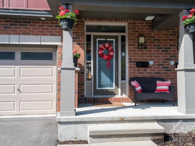 129 Overberg Way, Townhouse with 3 bedrooms, 3 bathrooms and 2 parking in Ottawa ON | Image 2