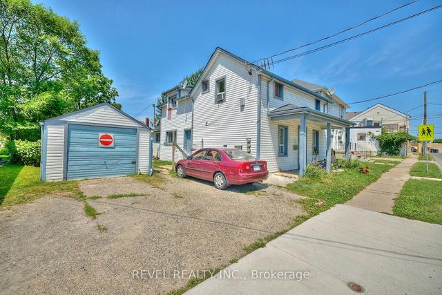 8 Pelham Rd E, House other with 5 bedrooms, 3 bathrooms and 3 parking in St. Catharines ON | Image 2