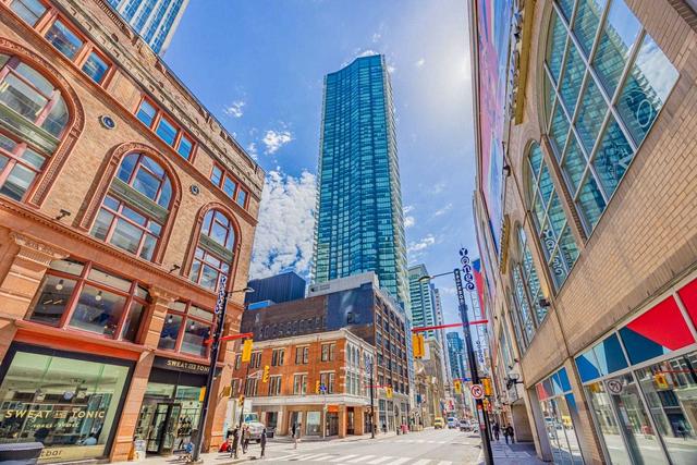 2209 - 197 Yonge St, Condo with 3 bedrooms, 2 bathrooms and 1 parking in Toronto ON | Image 28