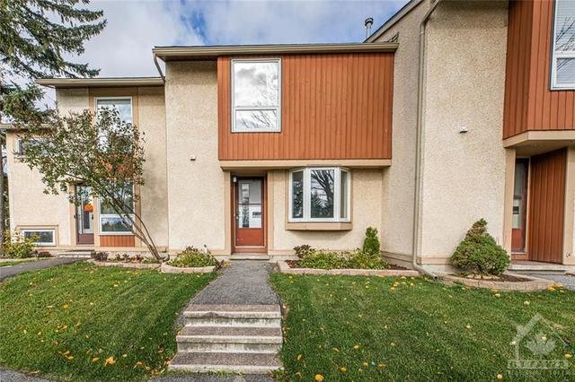 e - 61 Woodfield Drive, Townhouse with 3 bedrooms, 2 bathrooms and 1 parking in Ottawa ON | Image 1