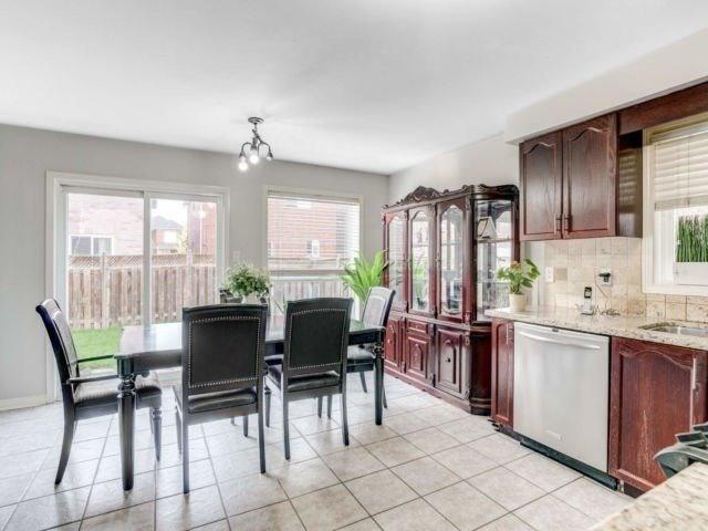 18 Grape Tr, House detached with 3 bedrooms, 3 bathrooms and 3 parking in Brampton ON | Image 8