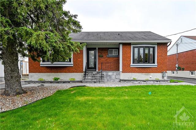 74 Crownhill Street, House detached with 2 bedrooms, 2 bathrooms and 4 parking in Ottawa ON | Card Image