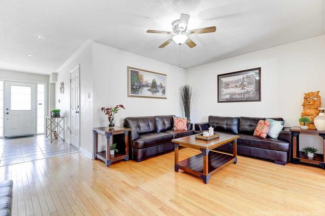 37 Crestbank Crt, House attached with 3 bedrooms, 3 bathrooms and 1 parking in Vaughan ON | Image 3